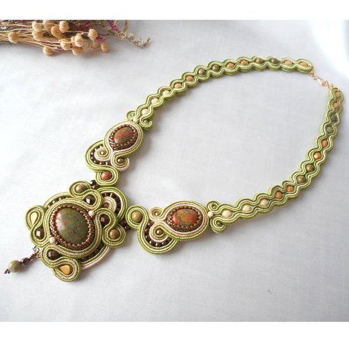 Impressionnant collier pendentif en soutache avec des unakites naturelles.
