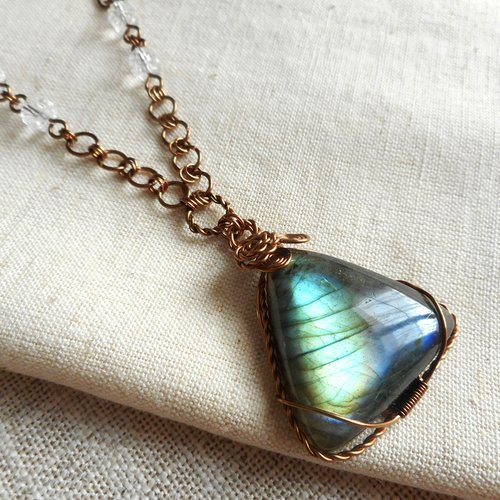 Superbe collier avec un pendentif en labradorite éclatant.