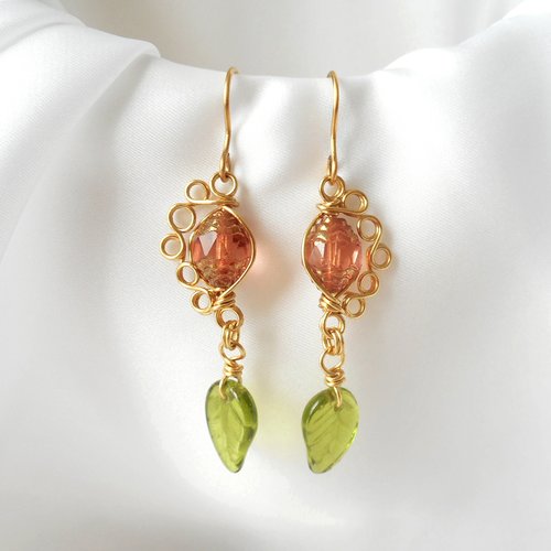 Boucles d'oreilles en perles tchèques avec feuille en verre suspendue