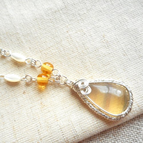 Collier raffiné avec pendentif en fluorite lumineuse.