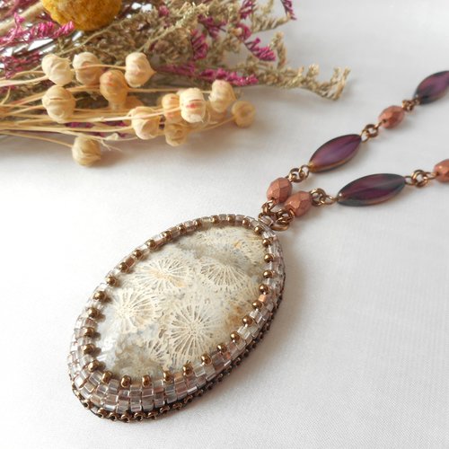 Collier artistic wire avec pendentif en corail fossilisé.