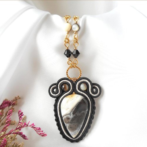 Fantastique collier avec pendentif en soutache et agate dendritique.