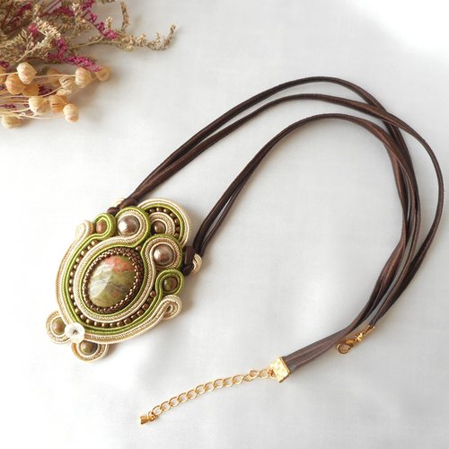 Collier en soutache avec pendentif en unakite.