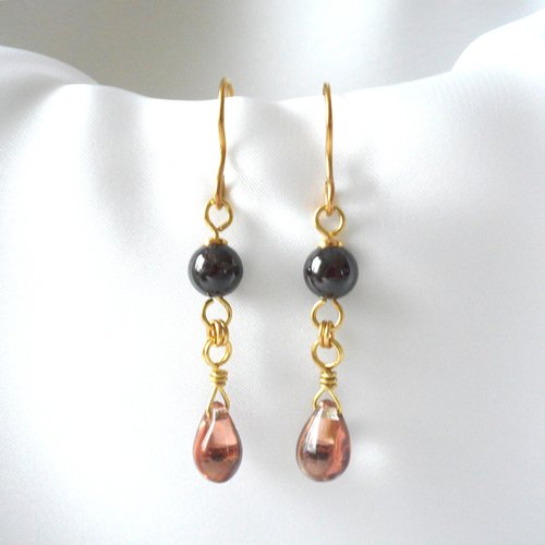 Boucles d'oreilles avec des perles en grenat noir et en verre tchèque.