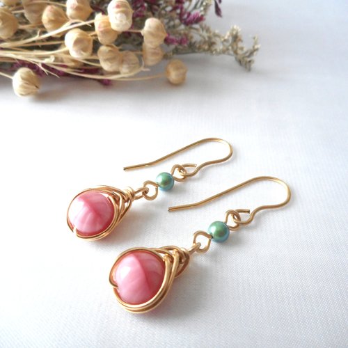 Ravissantes boucles d'oreilles en verre tchèque.