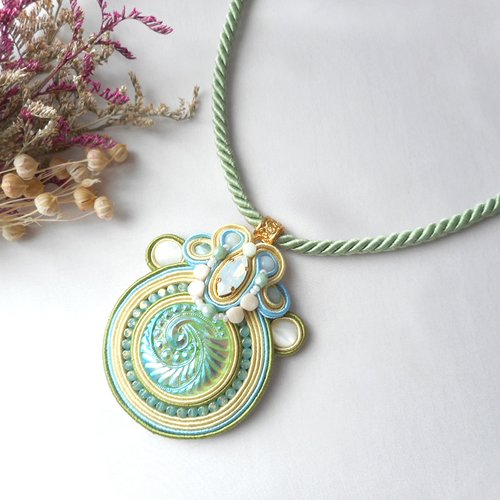 Collier soutache élégant avec pendentif en verre tchèque.