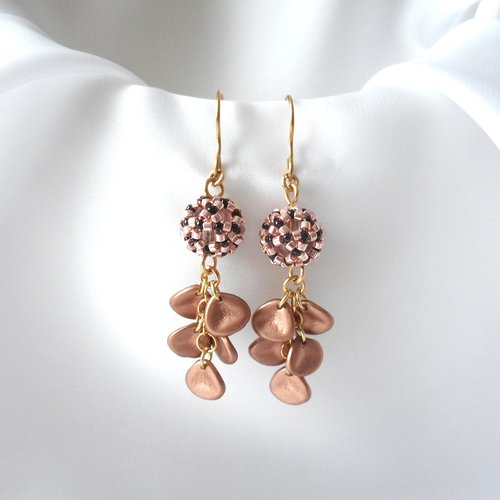 Perles en verre tchèque aux nuances de rose.