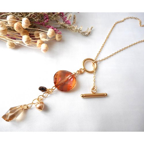 Collier chic doré avec pendentif en cristal.