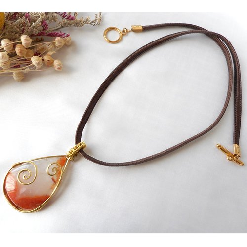 Collier raffiné avec pendentif en fluorite lumineuse.