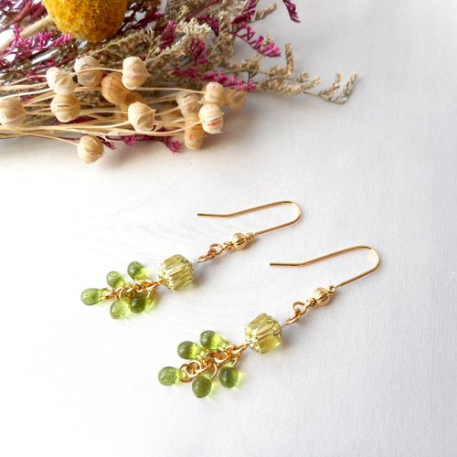 Élégance lanterne : boucles d'oreilles vertes et or.