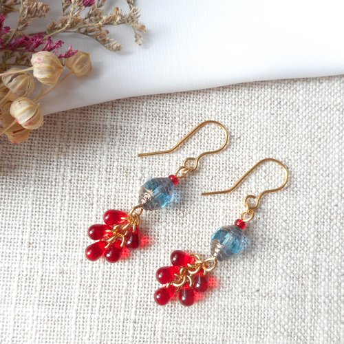 Boucles d'oreilles lanternes bleues et gouttes rouges : élégance.