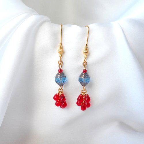 Boucles d'oreilles lanternes bleues et gouttes rouges : élégance.