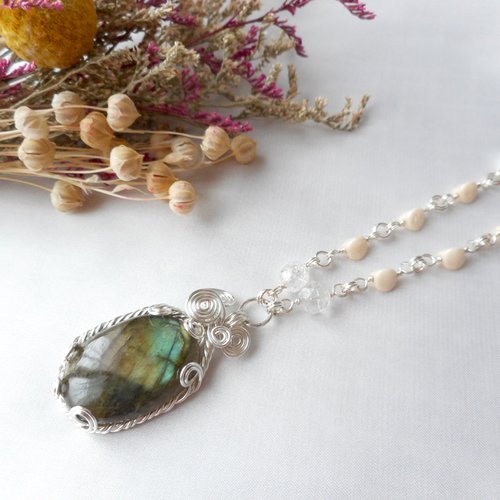 Collier raffiné avec pendentif en labradorite.