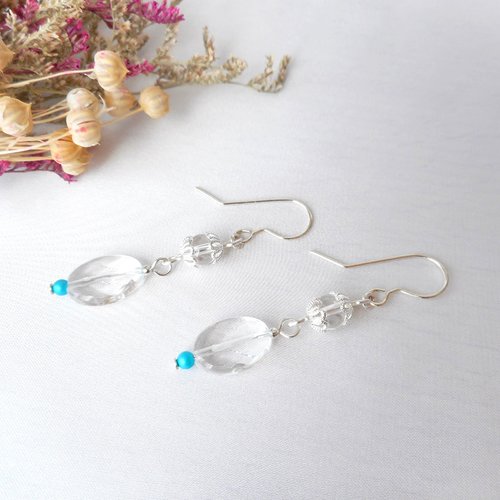Éclat cristallin : boucles d'oreilles en argent et gemmes en cristal de roche..