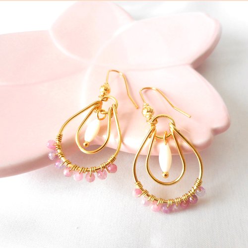 Glamour naturel avec nos boucles d'oreilles dorées en tourmaline et nacre.