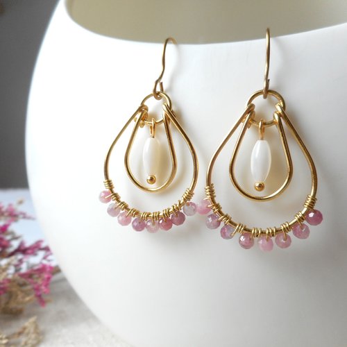 Glamour naturel avec nos boucles d'oreilles dorées en tourmaline et nacre.
