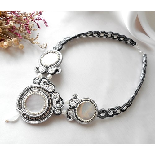 Superbe collier en soutache éclairé de nacre.