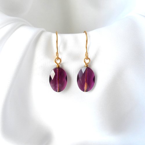 Boucles d'oreilles dorées ornées de cristaux violets grenats ovales