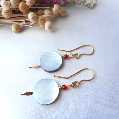 Boucles d'oreilles en nacre claire avec perles en cornaline et accents dorés