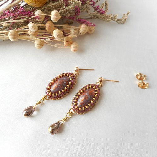 Boucles d'oreilles artisanales avec cabochon pucca, perles cousues et gouttes en verre tchèque.