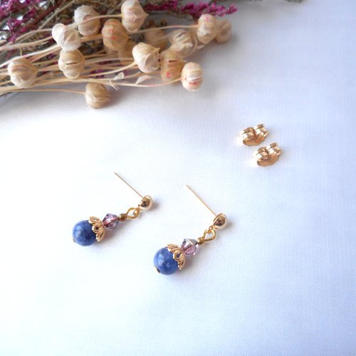 Boucles d'oreilles dorées avec cristaux swarovski vieux rose et perles en lapis-lazuli.