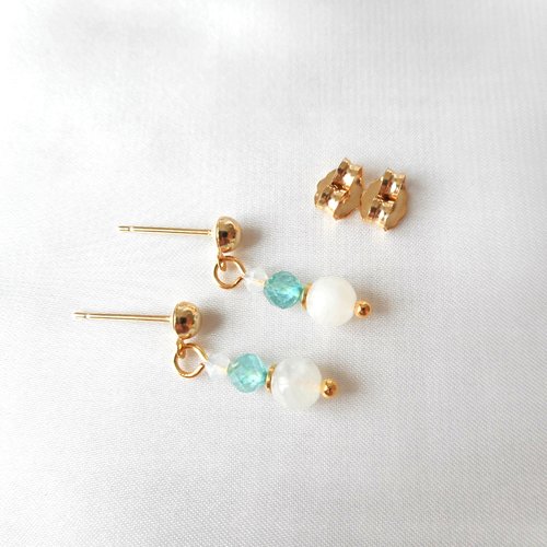 Boucles d'oreilles avec pierres de lune véritable et perles en verre.