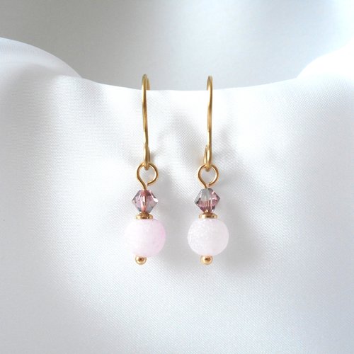 Boucles d'oreilles dorées avec quartz rose dépoli et cristaux swarovski.