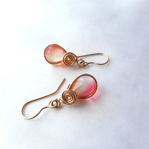 Boucles d'oreilles avec tourbillon en fil artistic wire et goutte en verre tchèque, teinte orange.