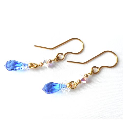 Boucles d'oreilles dorées avec cristaux swarovski bleu et translucide.