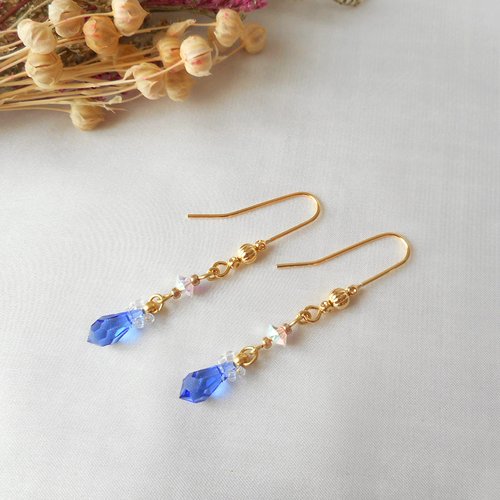 Boucles d'oreilles dorées avec cristaux swarovski bleu et translucide.
