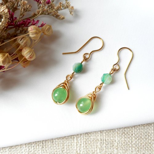 Boucles d'oreilles en aventurine, perles d'agathe verte et fil doré, design élégant.