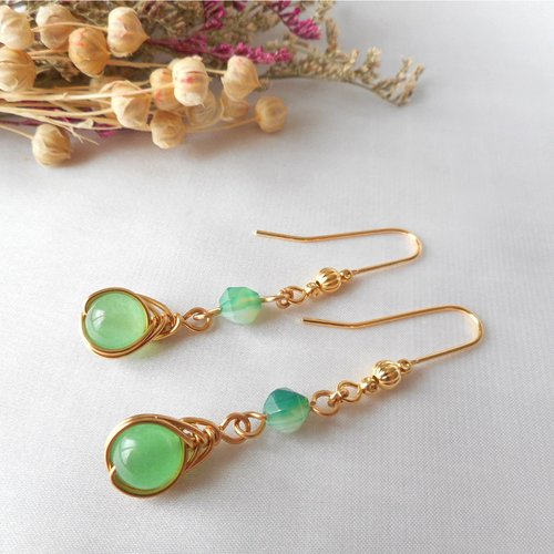 Boucles d'oreilles en aventurine, perles d'agathe verte et fil doré, design élégant.
