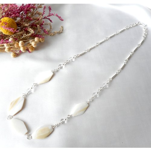 Collier artisanal en cuivre argenté avec perles en cristal de roche et nacre – fait main.