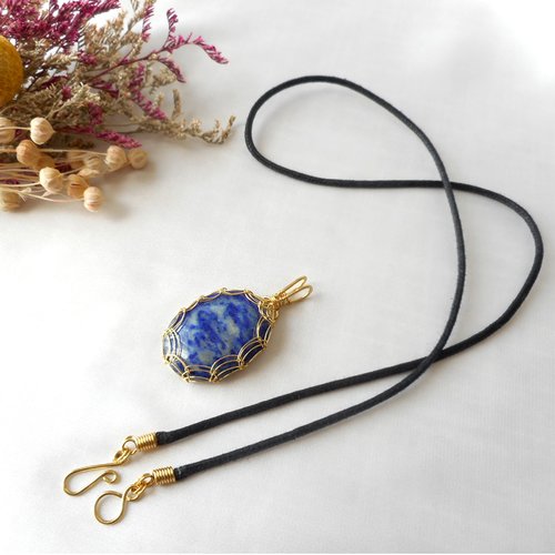 Collier artisanal en laiton doré avec cabochon en sodalite et cordon en coton naturel.