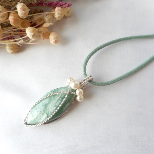 Collier artisanal en cuivre plaqué argent avec cabochon en kammererite turque verte et perles en verre nacré – fait main.