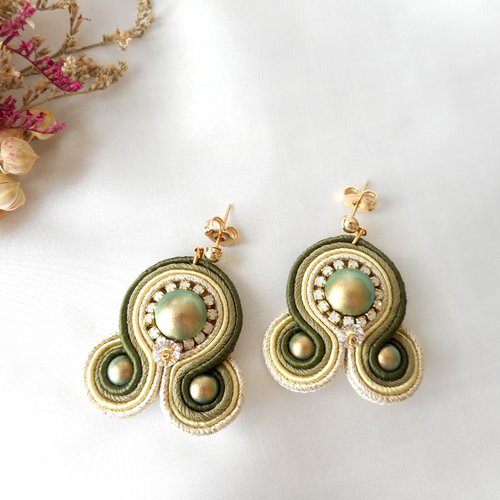 Boucles d'oreilles fait main en soutaches avec perles, cabochons en verre tchèque et strass.