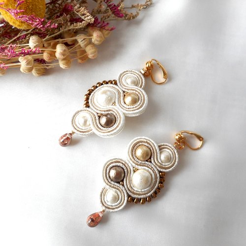 Boucles d'oreilles clips en soutaches crème et blanc avec perles nacré, verre cuivré et goutte en verre tchèque.
