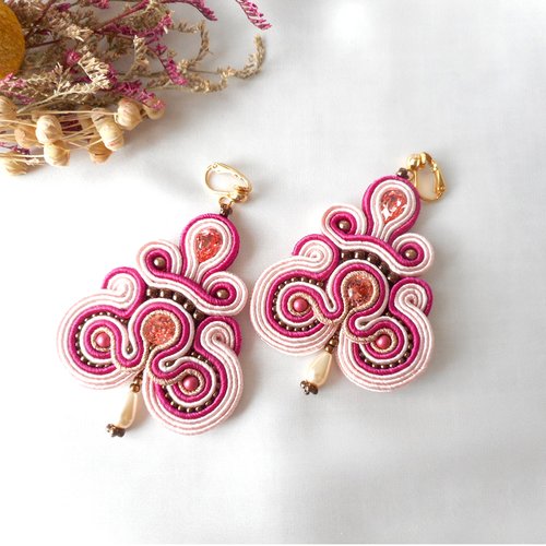 Boucles d'oreilles clips en soutaches rose avec cristaux, perles en verre cuivré et goutte en verre tchèque.