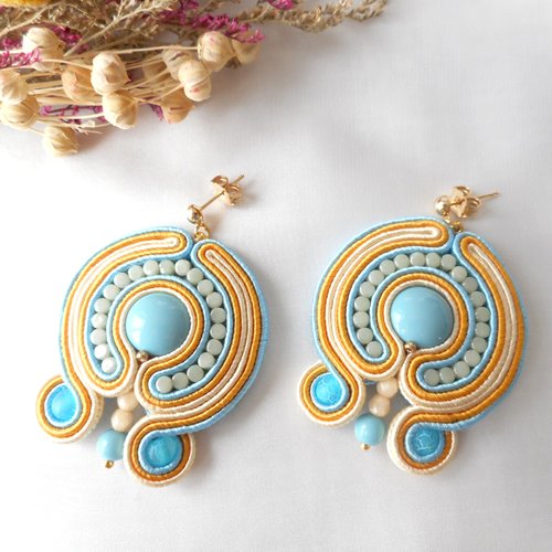 Boucles d'oreilles en soutaches multicolores (bleu, jaune et crème) avec cabochons et perles en verre tchèque.