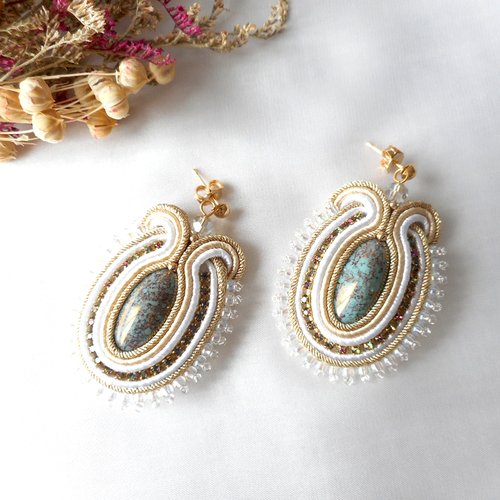 Boucles d'oreilles soutaches or et crème avec cabochons puca en verre tchèque.