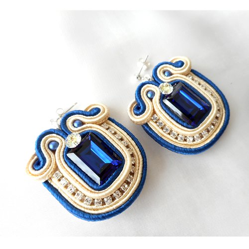 Boucles d'oreilles soutaches bleu marine et crème avec cristal bleu saphire.