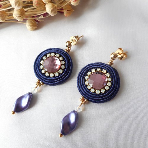 Boucles d'oreilles soutaches bleu marine avec cristal rose et goutte en verre tchèque.