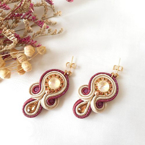 Boucles d'oreilles soutaches violettes et beige avec cristal à facettes blanc.