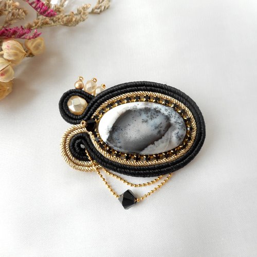 Broche cousue main en soutaches noire et beige avec agate dendrite.