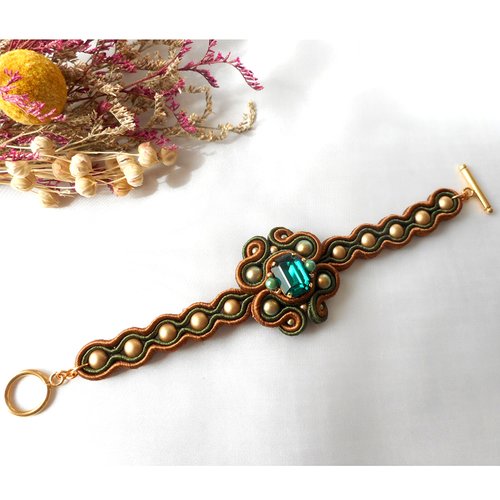 Bracelet artisanale en soutsaches vert et marron avec cristal rectangulaire.