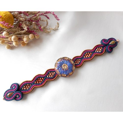 Bracelet artisanale en soutsaches marron, rose et bleu marine avec bouton tchèque.