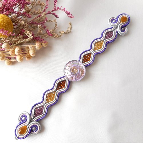 Bracelet artisanale en soutsaches violet pailleté, rose et gris clair avec bouton tchèque.