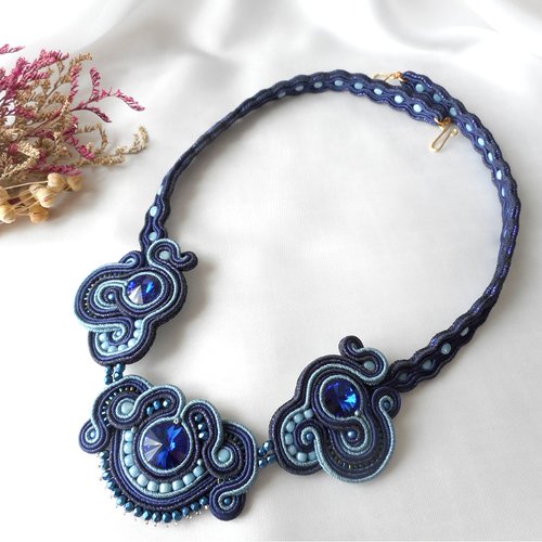 Collier artisanal en soutache bleu marine et bleu pailleté avec cristaux facettés.
