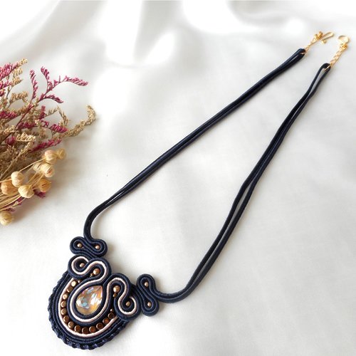 Collier artisanal en soutache noire et rose avec cristal multicolore facetté.
