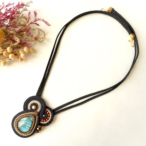 Collier en soutache noir avec labradorite et perles tchèques.